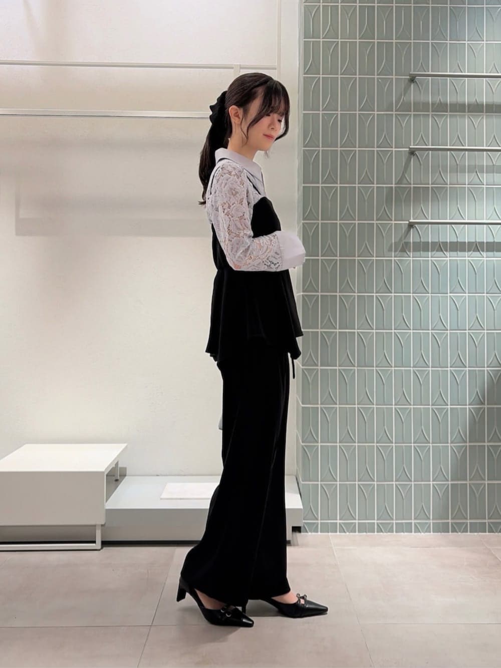 ブルー系のシャツ/ブラウス、ブラック系のシャツ/ブラウス、ブラック系のその他パンツを着用したレディースの春コーディネートの2枚目の写真