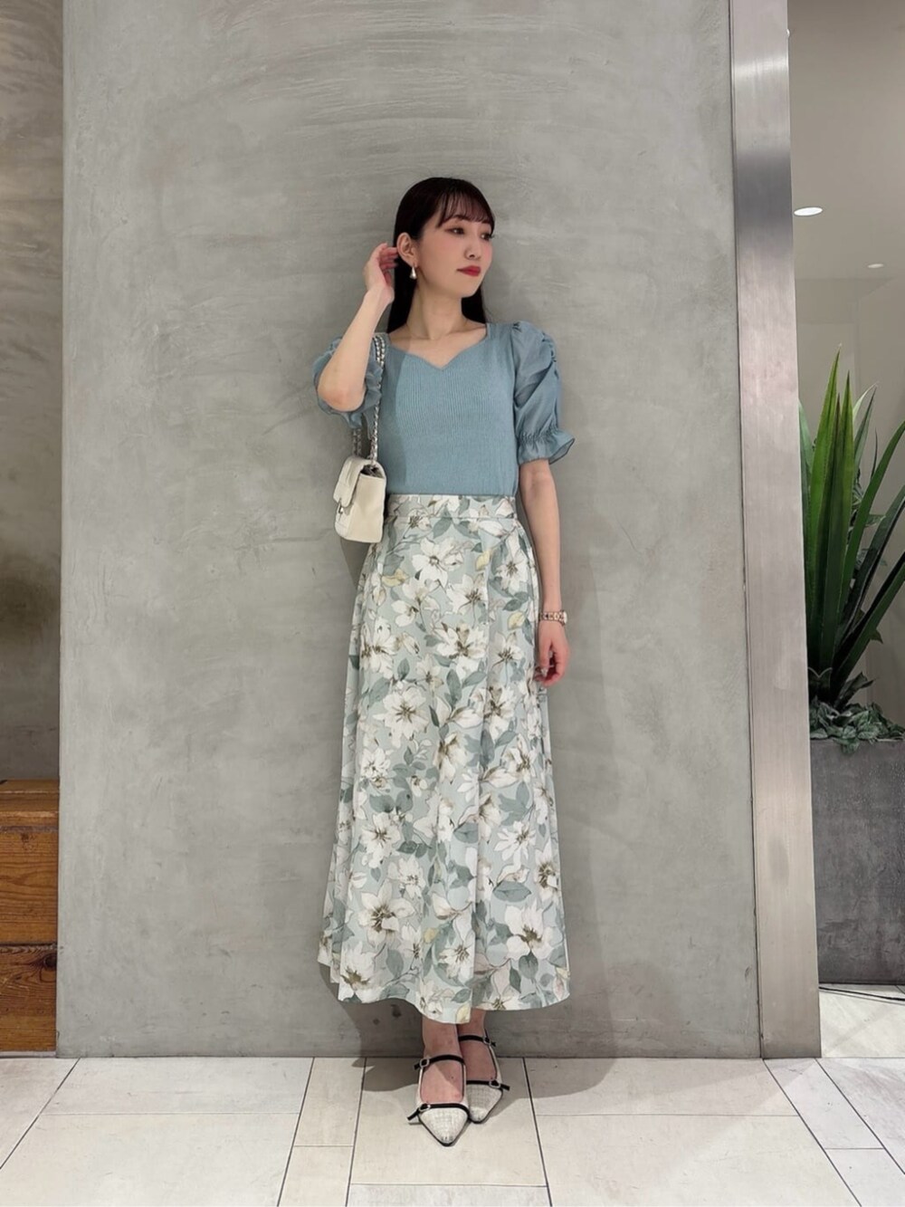 「グリーン、春色、春めき満開コーデ、大人カジュアル、オトナカジュアル、春服、オトナカワイイ、大人女子、大人ガーリー、シンプル、キレイめカジュアル、春カラー、ワントーンコーデ、カジュアル、シンプルコーデ」｜「PROPORTION BODY DRESSINGのシアーギャザースリーブニット / 1215170401（ニット/セーター、グリーン系）」を使った、PROPORTION STAFFさん（レディース・162cm）の春コーディネートの2枚目の写真