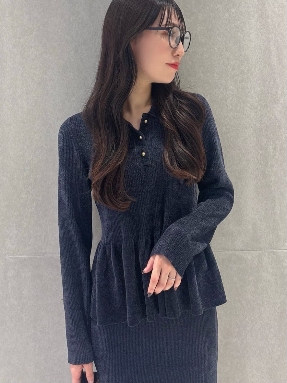 ブルー系のワンピースを着用したレディースの秋コーディネートの3枚目の写真