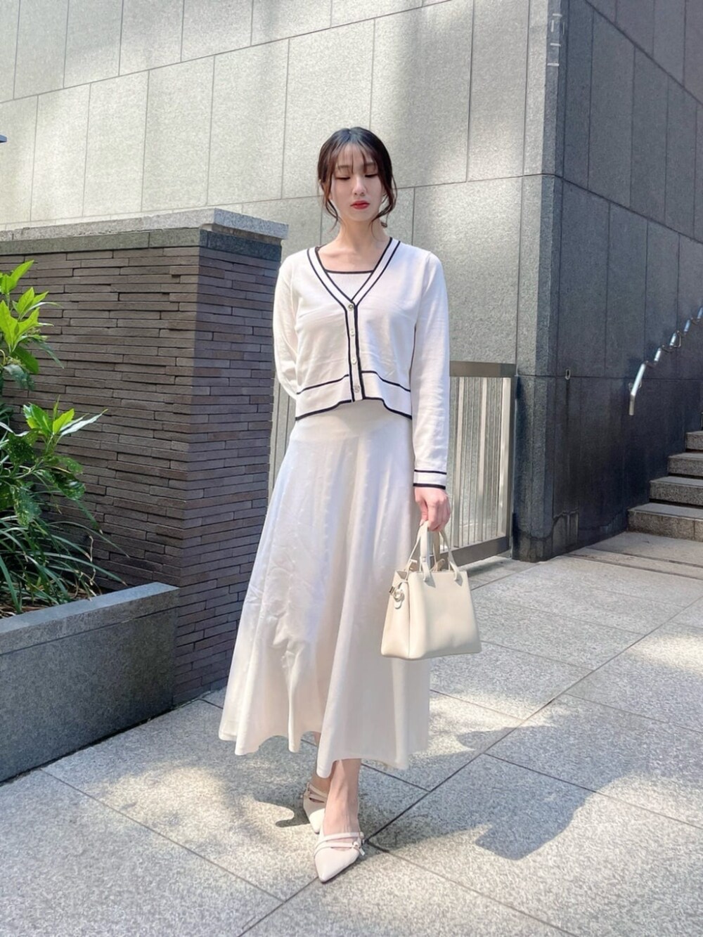 ホワイト系のワンピースを着用したレディースの春コーディネートの3枚目の写真