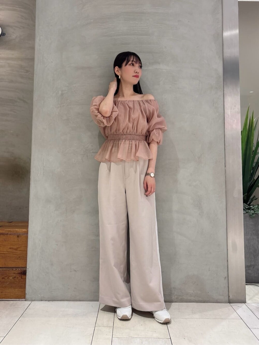 ベージュ系のシャツ/ブラウス、ベージュ系のその他パンツを着用したレディースの春コーディネートの2枚目の写真