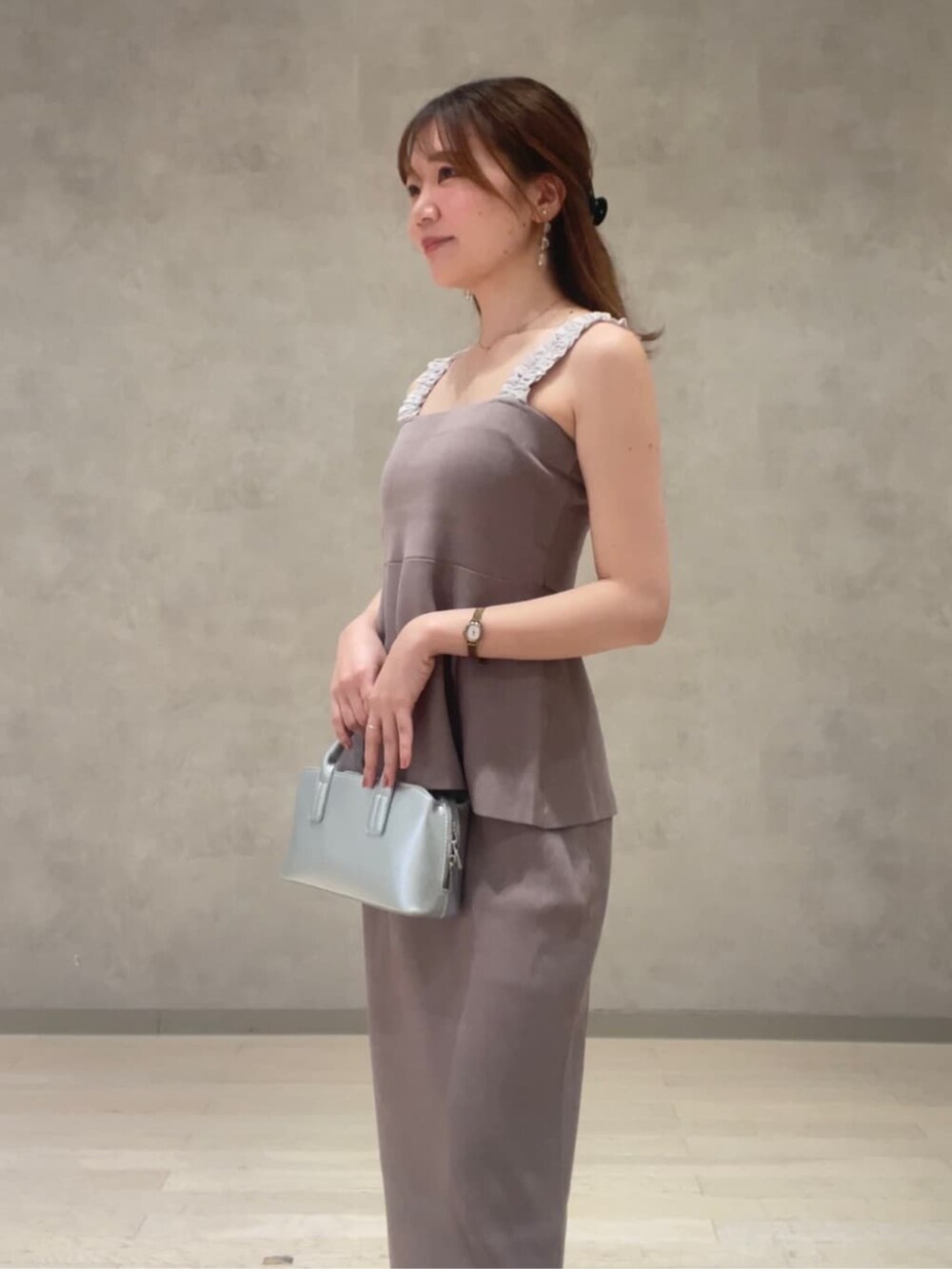 シルバー系のトートバッグ、ホワイト系のシャツ/ブラウス、グレー系のワンピースを着用したレディースの夏コーディネートの3枚目の写真