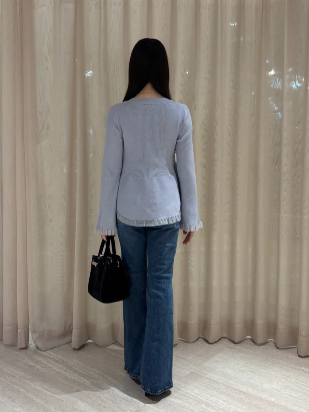 ブルー系のニット/セーター、ブルー系のその他パンツを着用したレディースの冬コーディネートの3枚目の写真