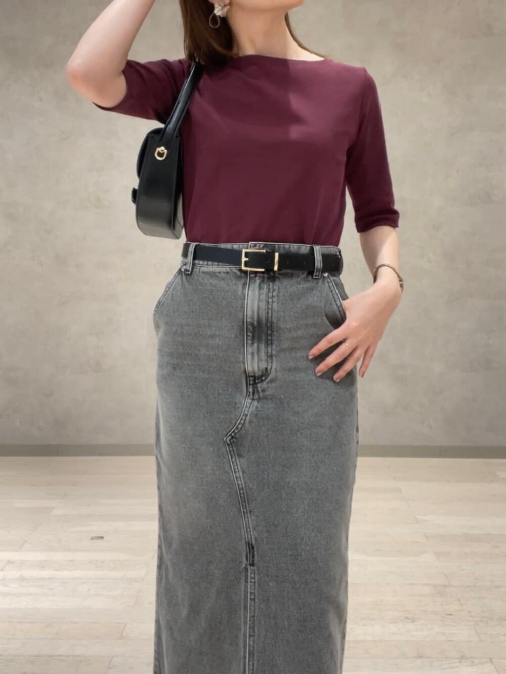 ブラック系のショルダーバッグ、レッド系のTシャツ/カットソー、グレー系のスカートを着用したレディースの夏コーディネートの3枚目の写真