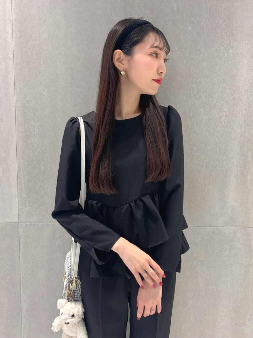 ブラック系のパンプス、ブラック系のシャツ/ブラウス、ブラック系のその他パンツを着用したレディースの冬コーディネートの3枚目の写真