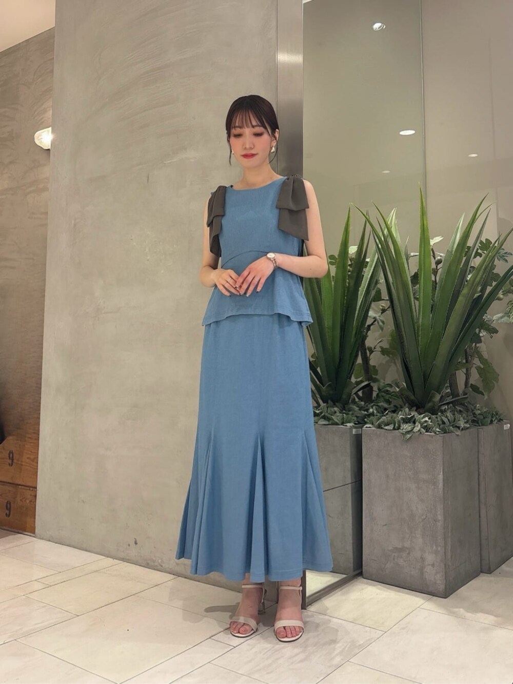 ブルー系のワンピースを着用したレディースの夏コーディネートの2枚目の写真