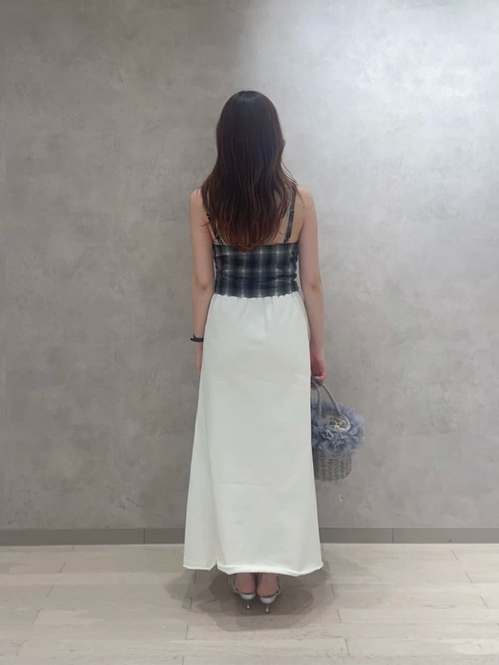 シルバー系のパンプス、グレー系のショルダーバッグ、ブラック系のキャミソールを着用したレディースの春コーディネートの3枚目の写真