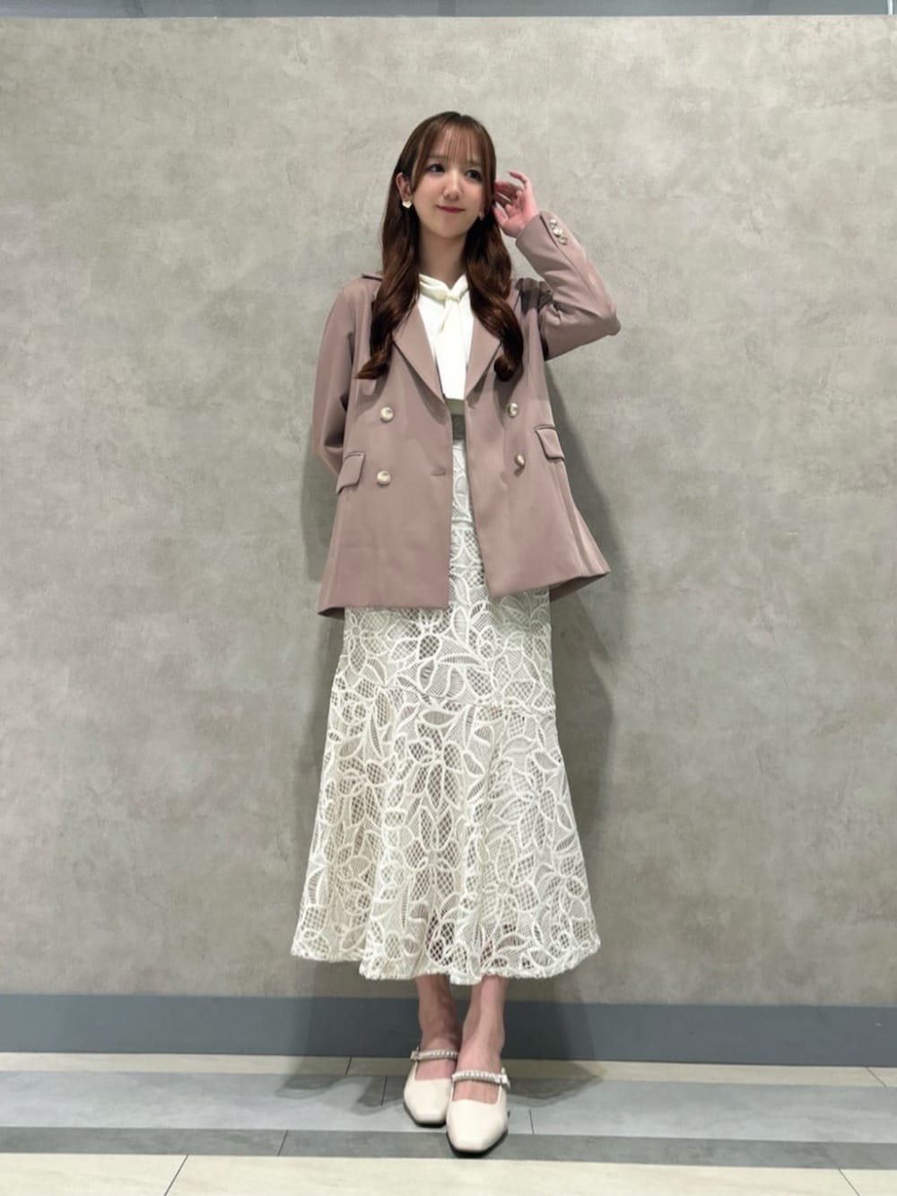 ベージュ系のショルダーバッグ、ホワイト系のニット/セーター、ベージュ系のテーラードジャケットを着用したレディースの秋コーディネートの2枚目の写真