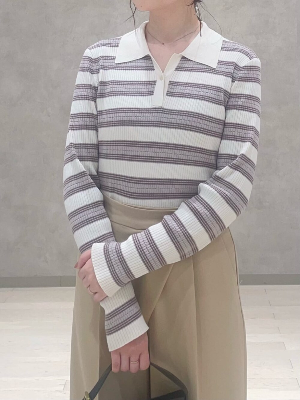 ホワイト系のニット/セーター、ベージュ系のその他パンツを着用したレディースの冬コーディネートの3枚目の写真