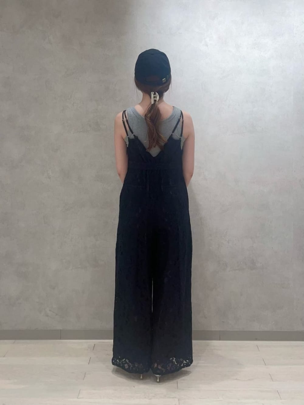 シルバー系のパンプス、グレー系のショルダーバッグ、ブラック系のつなぎ/オールインワンを着用したレディースの夏コーディネートの3枚目の写真