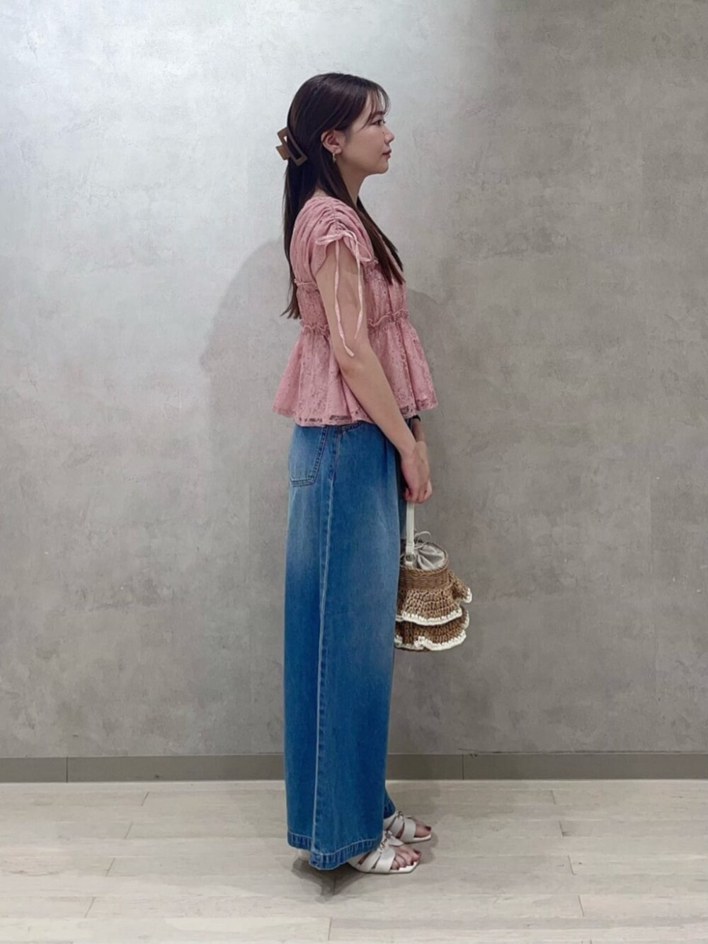 ベージュ系のショルダーバッグ、ブルー系のその他パンツ、ピンク系のシャツ/ブラウスを着用したレディースの夏コーディネートの2枚目の写真