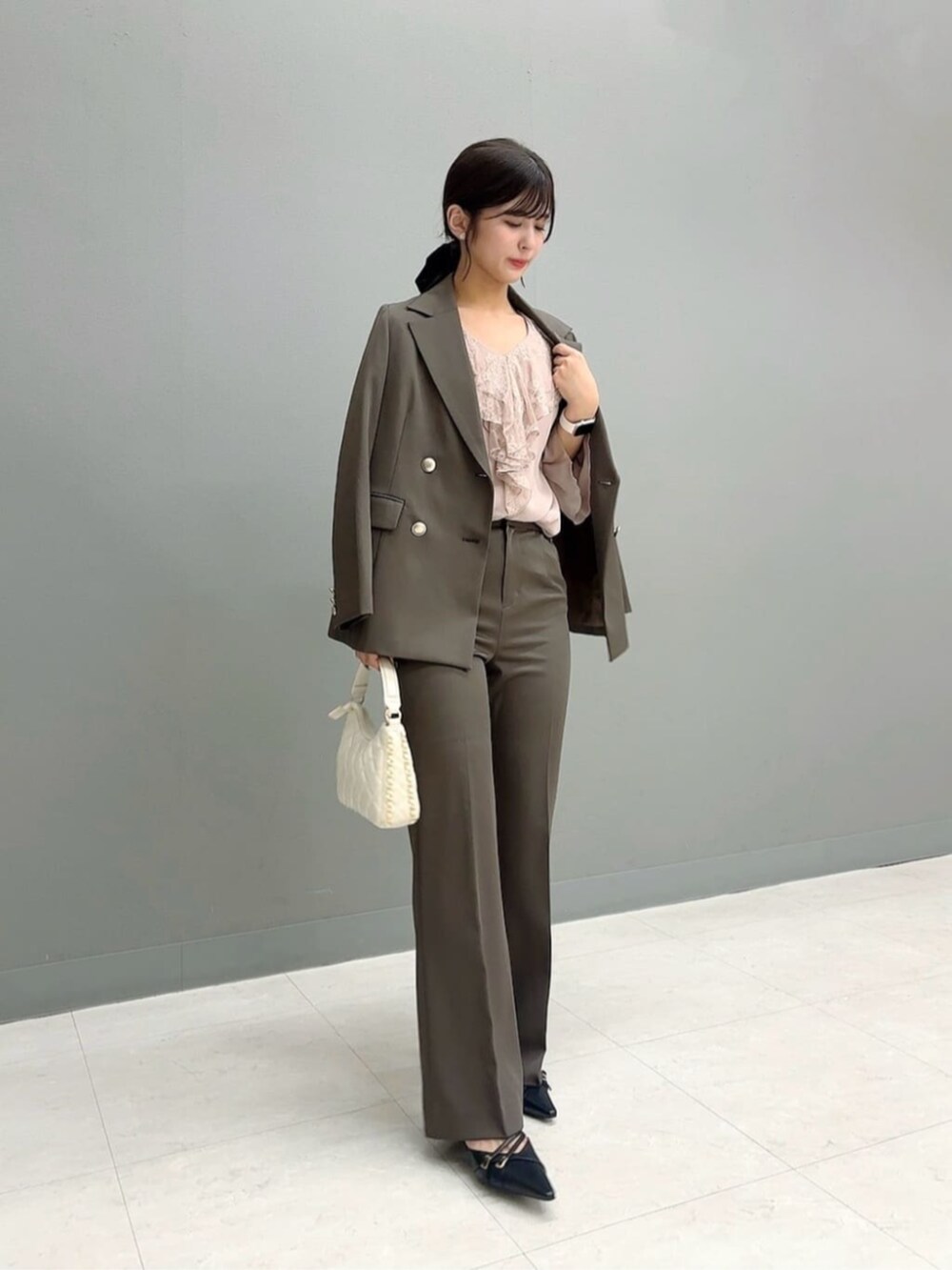 ブラウン系のテーラードジャケット、ブラウン系のその他パンツ、ピンク系のシャツ/ブラウスを着用したレディースの秋コーディネートの2枚目の写真