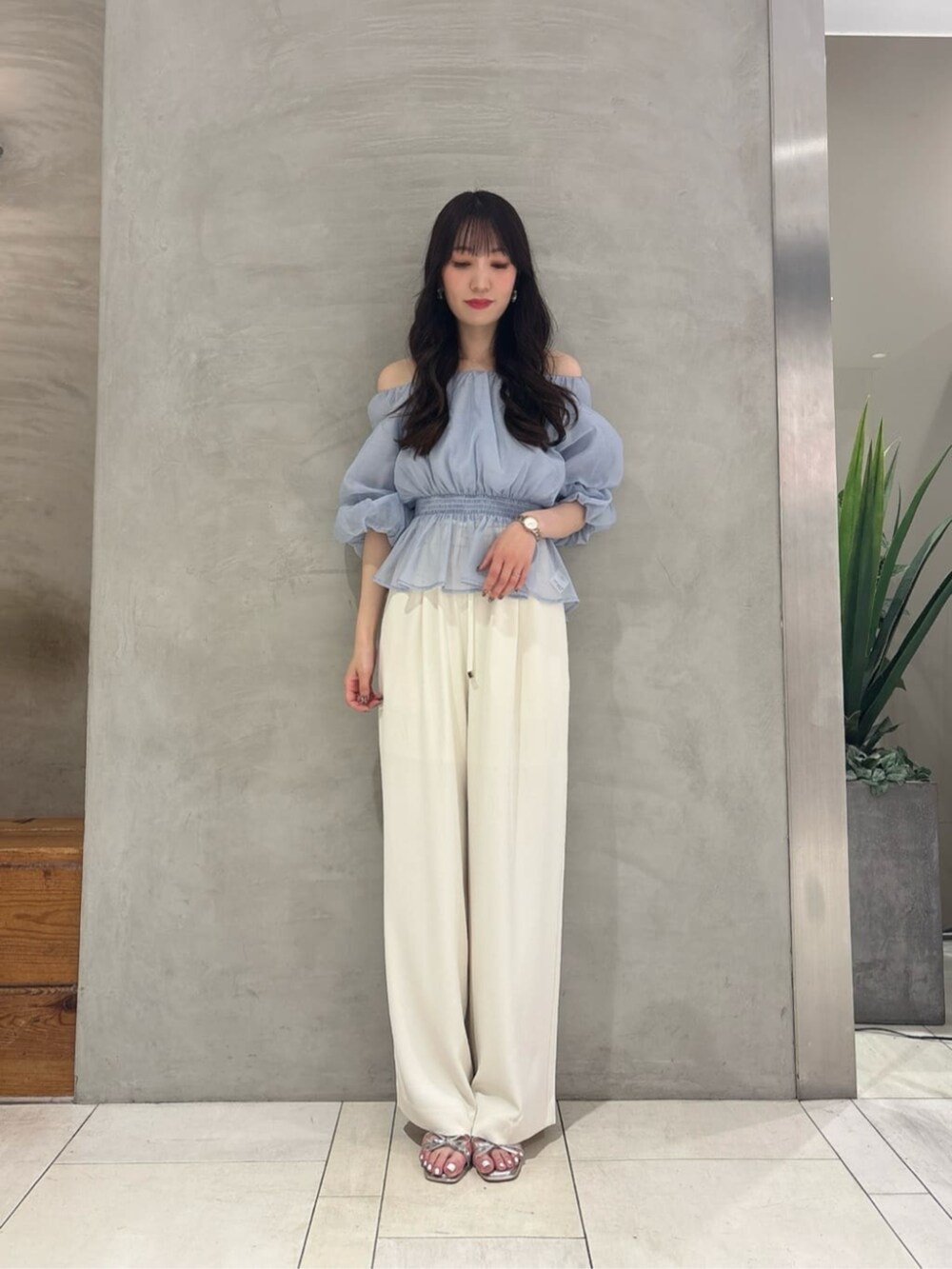 ブルー系のシャツ/ブラウス、ホワイト系のその他パンツを着用したレディースの春コーディネートの3枚目の写真