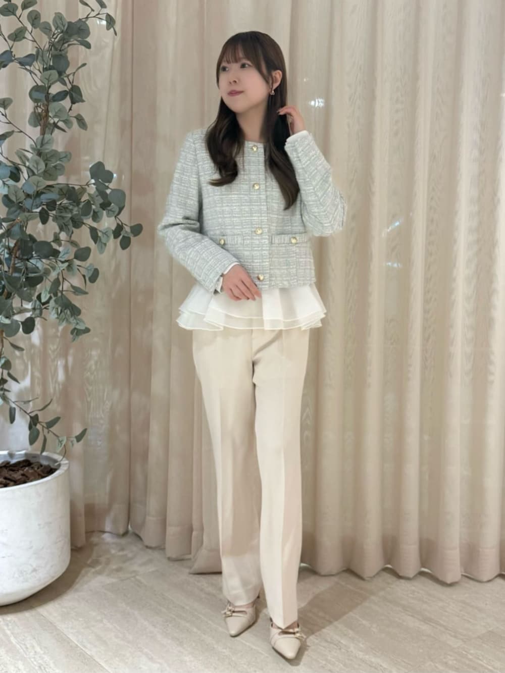 ホワイト系のその他パンツ、ベージュ系のパンプス、ブルー系のノーカラージャケットを着用したレディースの春コーディネートの2枚目の写真