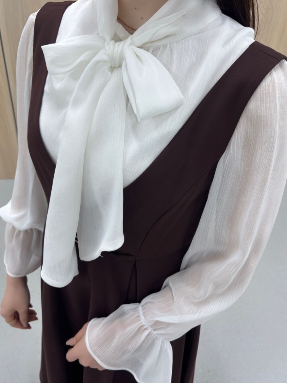 ホワイト系のシャツ/ブラウス、ブラウン系のワンピースを着用したレディースの秋コーディネートの3枚目の写真