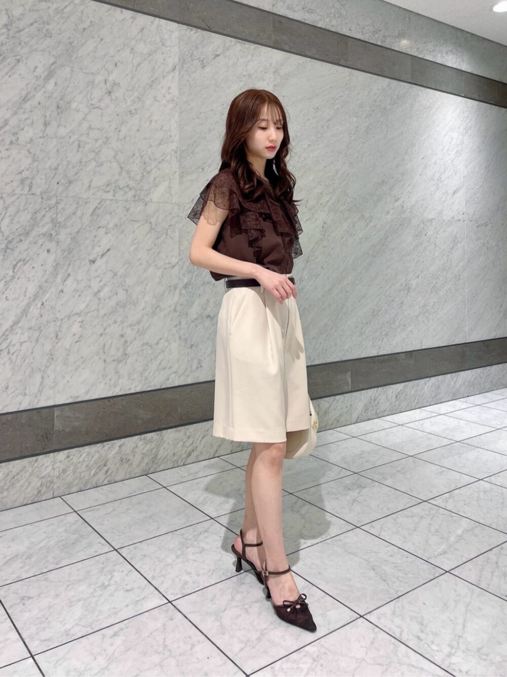 ホワイト系のショルダーバッグ、ブラウン系のシャツ/ブラウス、ホワイト系のその他パンツを着用したレディースの春コーディネートの3枚目の写真