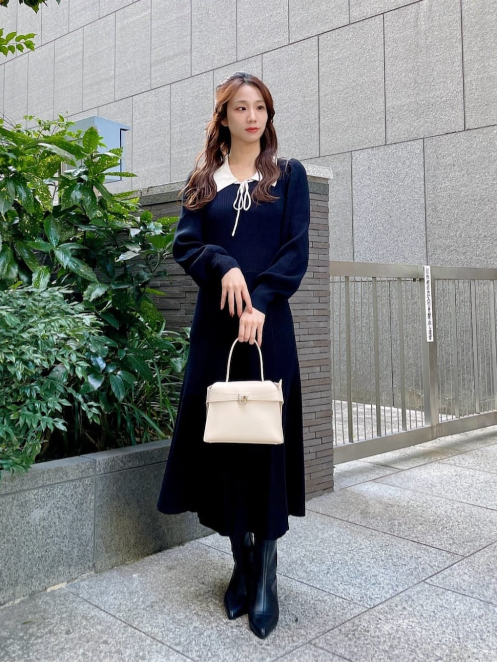 ブラック系のワンピースを着用したレディースの秋コーディネートの2枚目の写真