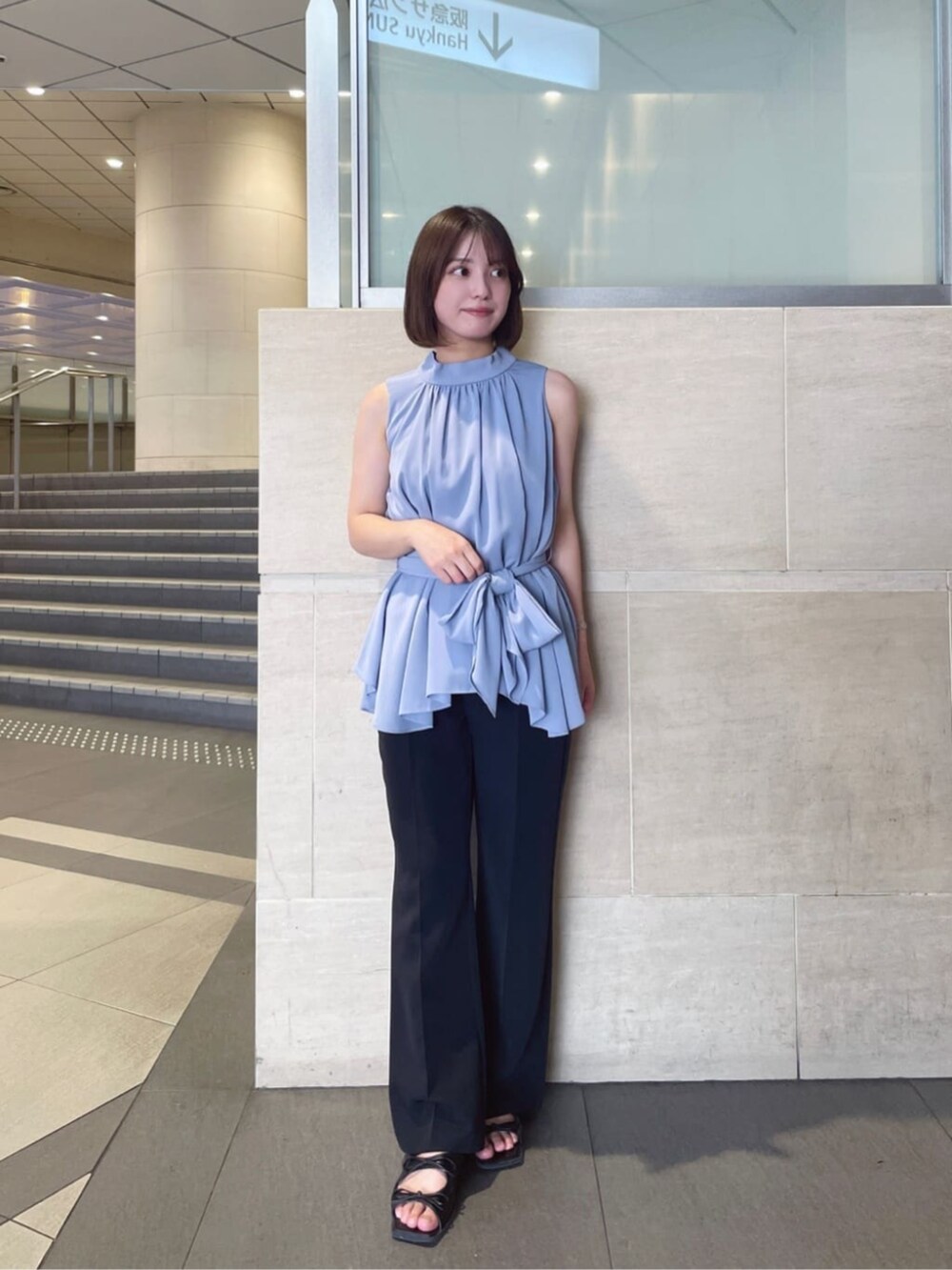 ブラック系のその他パンツ、ブルー系のシャツ/ブラウスを着用したレディースの夏コーディネートの2枚目の写真