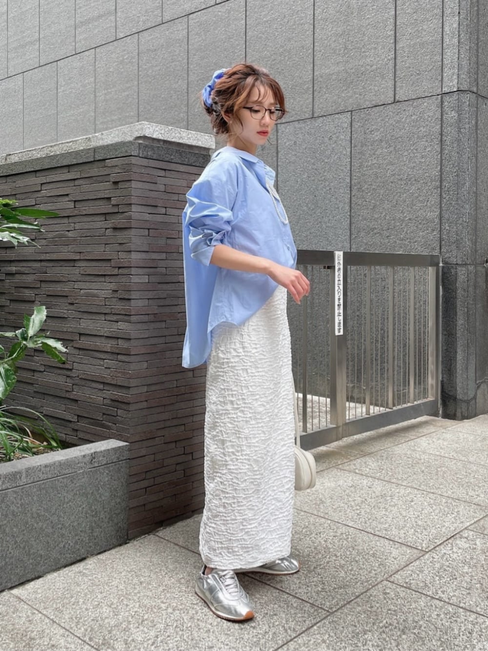 ホワイト系のTシャツ/カットソー、ブルー系のシャツ/ブラウス、ホワイト系のスカートを着用したレディースの春コーディネートの2枚目の写真