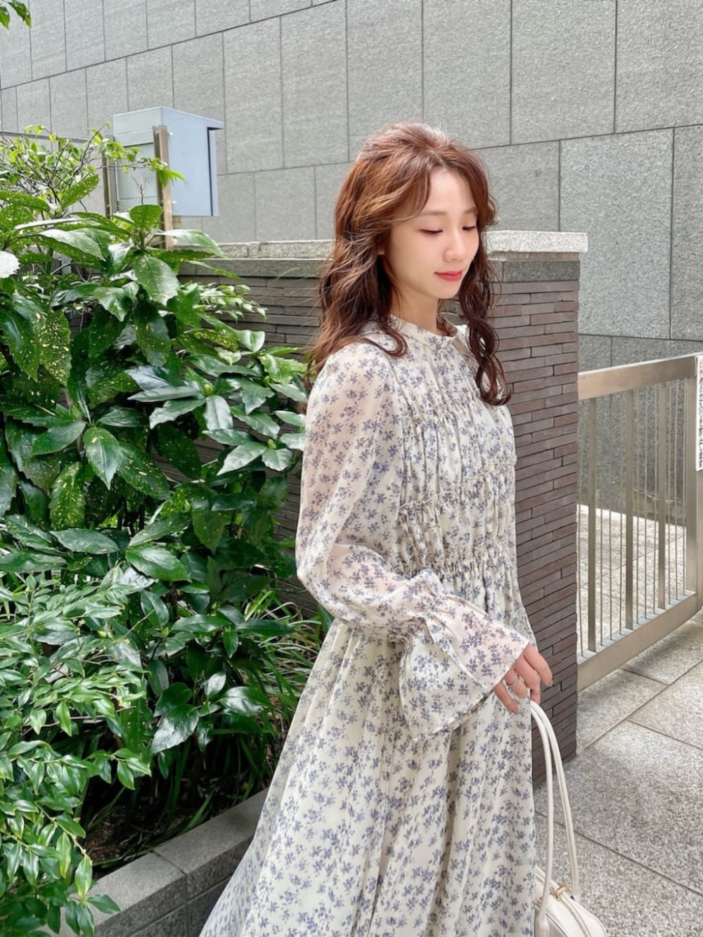 ベージュ系のパンプス、ホワイト系のショルダーバッグ、ホワイト系のワンピースを着用したレディースの春コーディネートの3枚目の写真