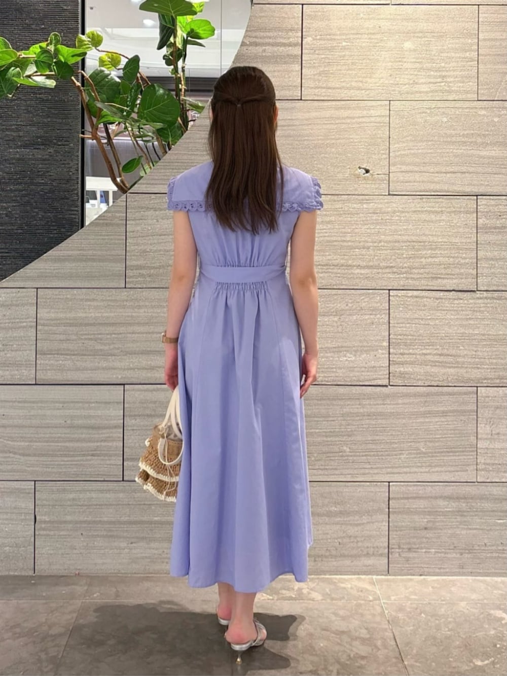 シルバー系のパンプス、ベージュ系のショルダーバッグ、ブルー系のワンピースを着用したレディースの夏コーディネートの3枚目の写真