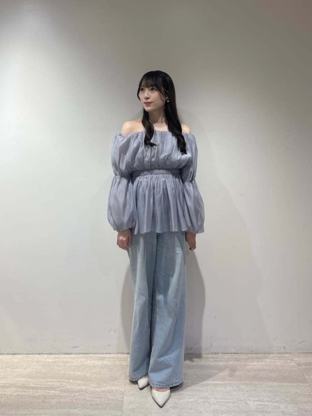 ブルー系のシャツ/ブラウス、ブルー系のその他パンツを着用したレディースの秋コーディネートの2枚目の写真