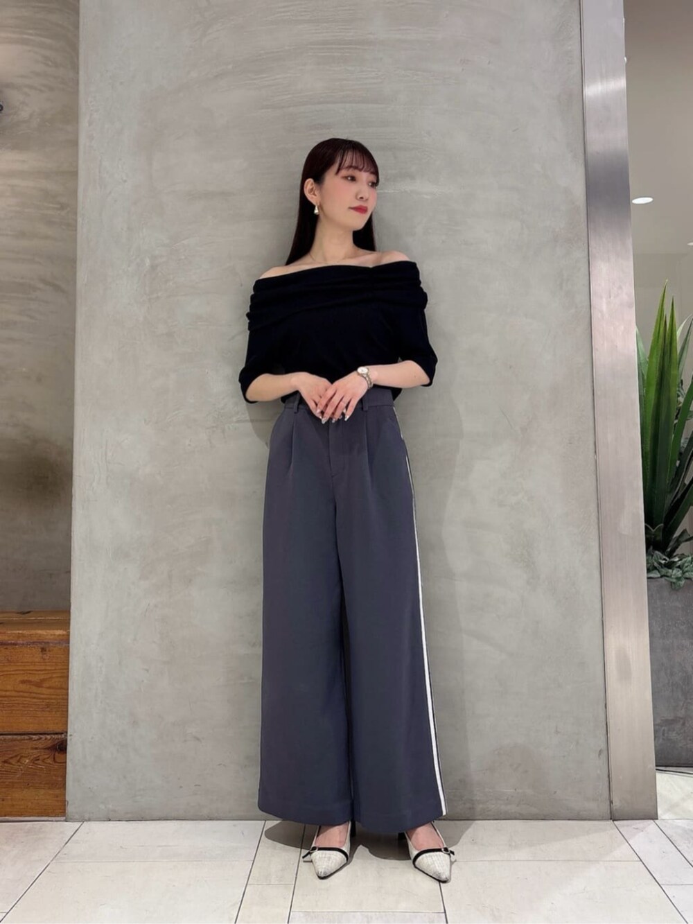 ブラック系のTシャツ/カットソー、グレー系のその他パンツを着用したレディースの春コーディネートの3枚目の写真