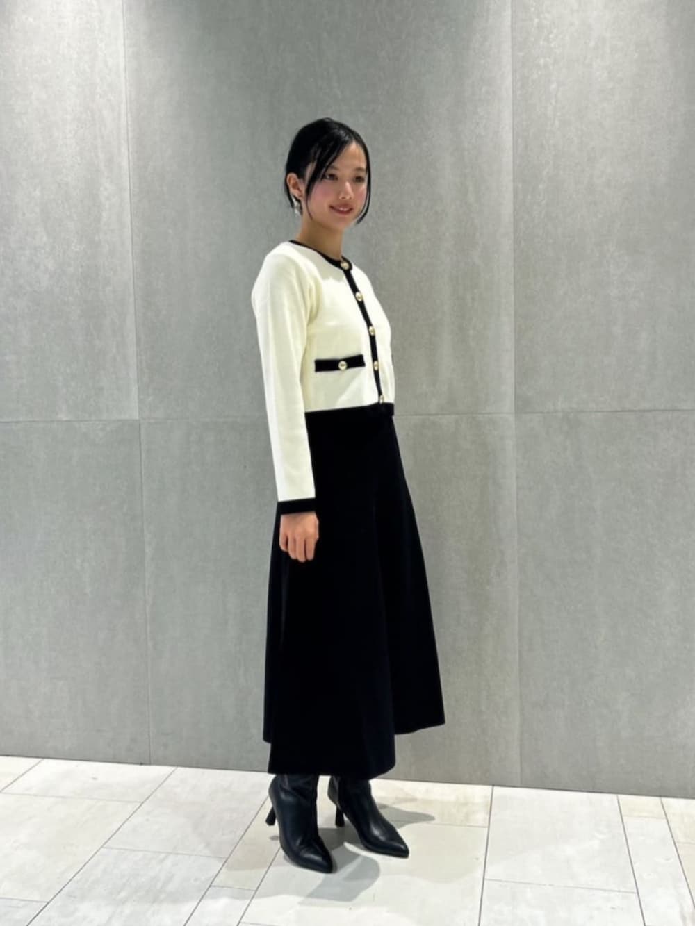 ホワイト系のワンピースを着用したレディースの冬コーディネートの2枚目の写真