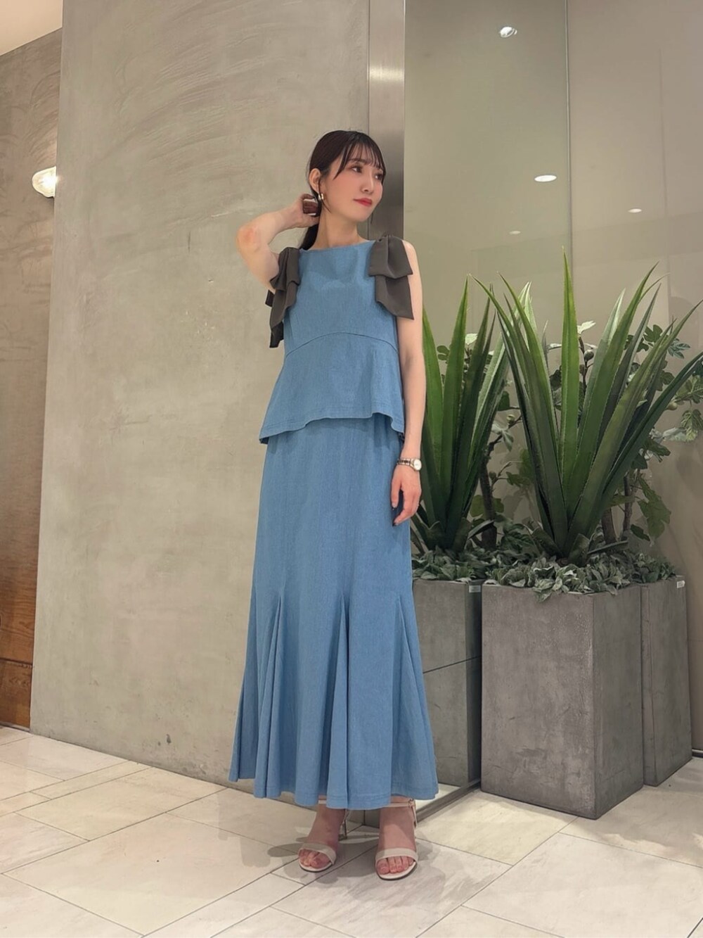 ブルー系のワンピースを着用したレディースの夏コーディネートの3枚目の写真
