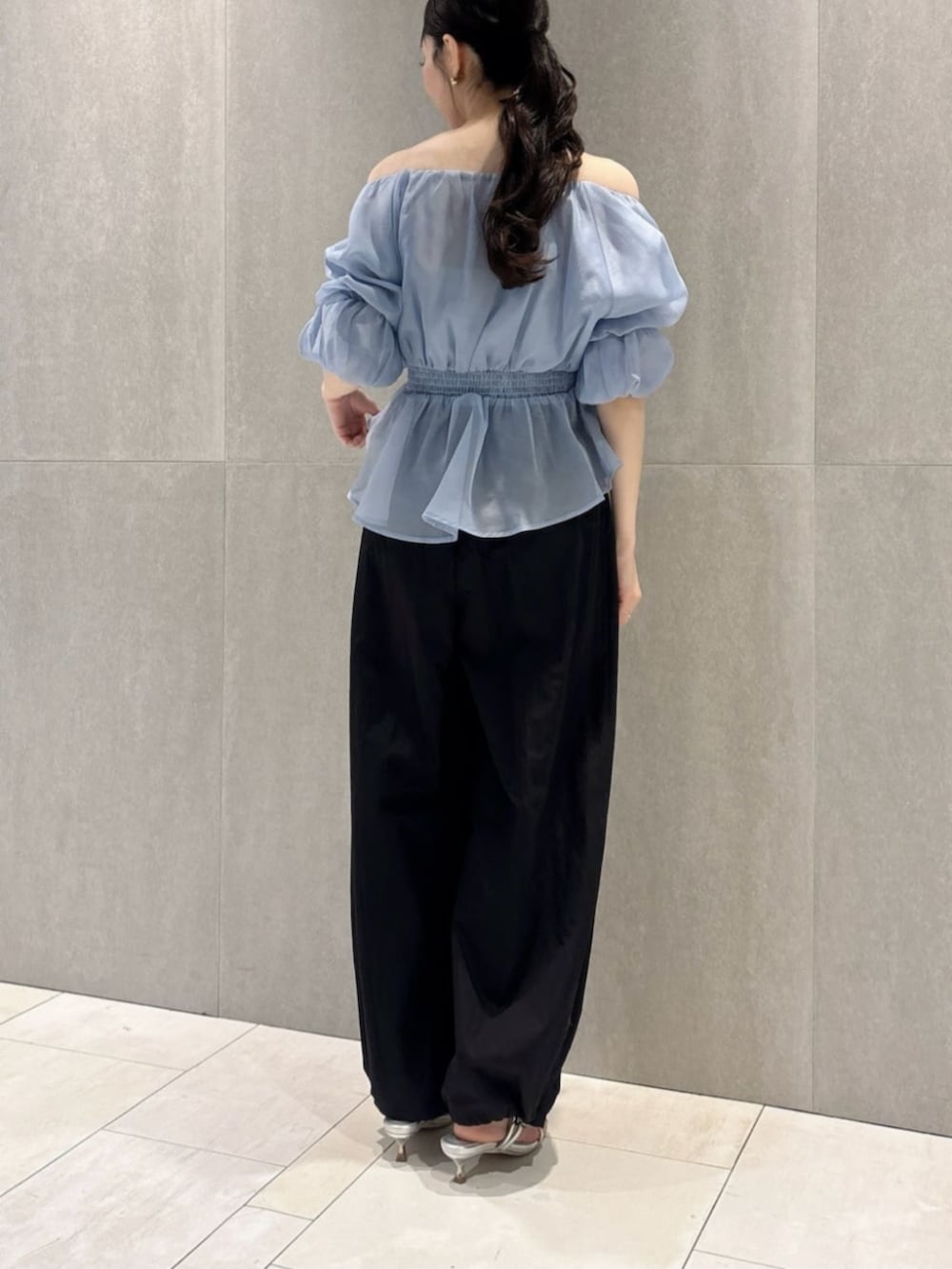 シルバー系のパンプス、ブルー系のシャツ/ブラウス、ブラック系のその他パンツを着用したレディースの春コーディネートの3枚目の写真