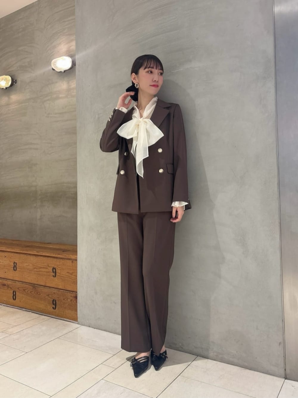 ブラック系のパンプス、ブラウン系のその他パンツ、ブラウン系のテーラードジャケットを着用したレディースの秋コーディネートの2枚目の写真