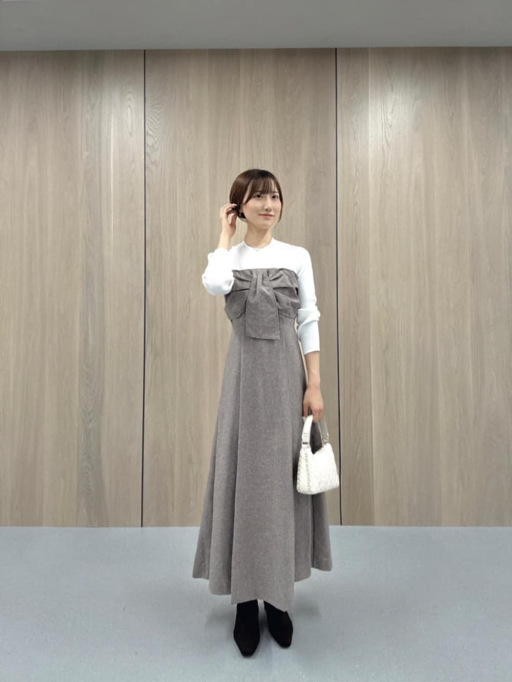 ブラウン系のワンピースを着用したレディースの秋コーディネートの2枚目の写真