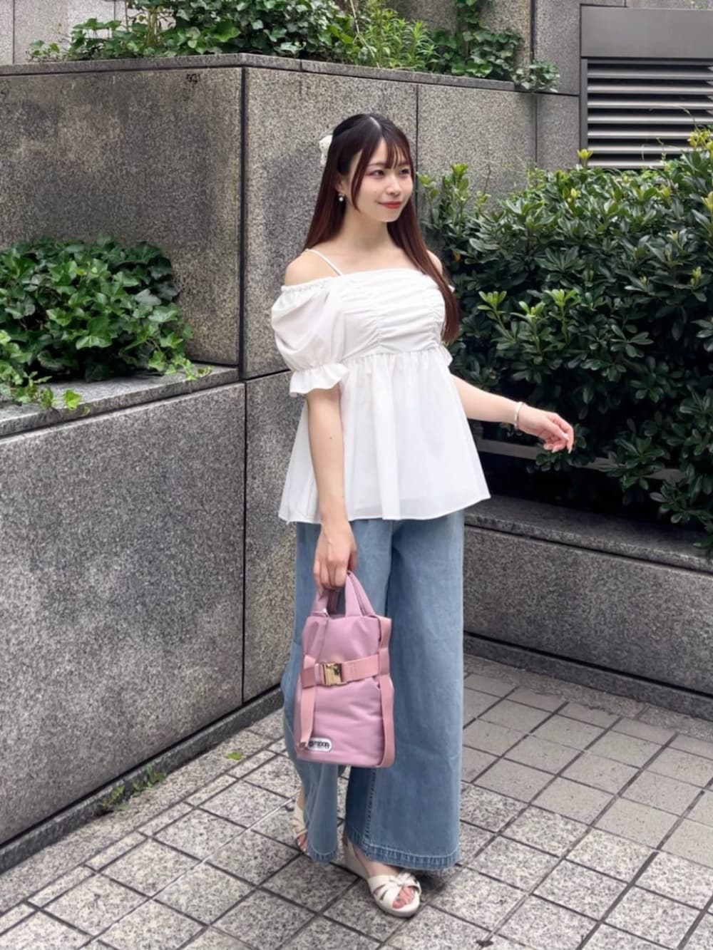 ピンク系のパーカー、ホワイト系のシャツ/ブラウス、ブルー系のその他パンツを着用したレディースの夏コーディネートの2枚目の写真