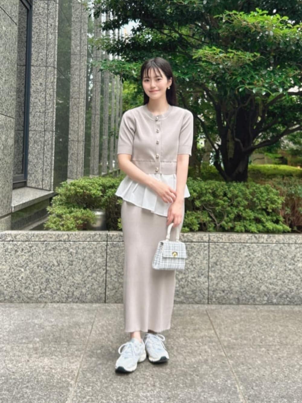 グレー系のワンピース、ホワイト系のショルダーバッグを着用したレディースの秋コーディネートの2枚目の写真