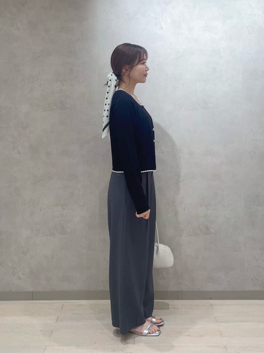 ブラック系のアンサンブル、グレー系のその他パンツ、ホワイト系のストール/ショールを着用したレディースの秋コーディネートの3枚目の写真