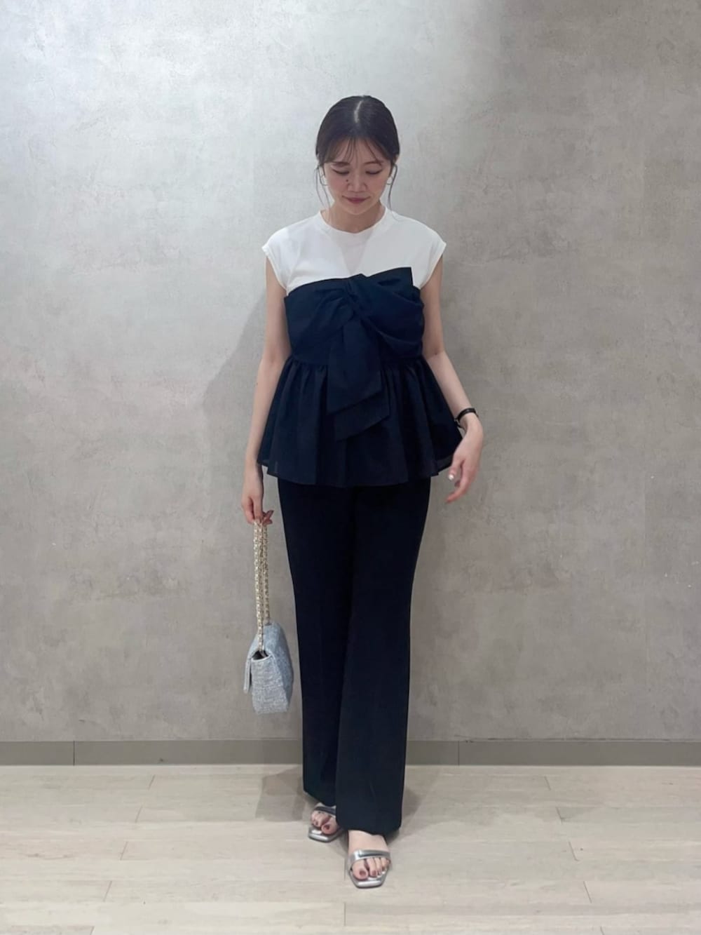 ブルー系のショルダーバッグ、ブラック系のその他パンツ、ブラック系のTシャツ/カットソーを着用したレディースの夏コーディネートの2枚目の写真