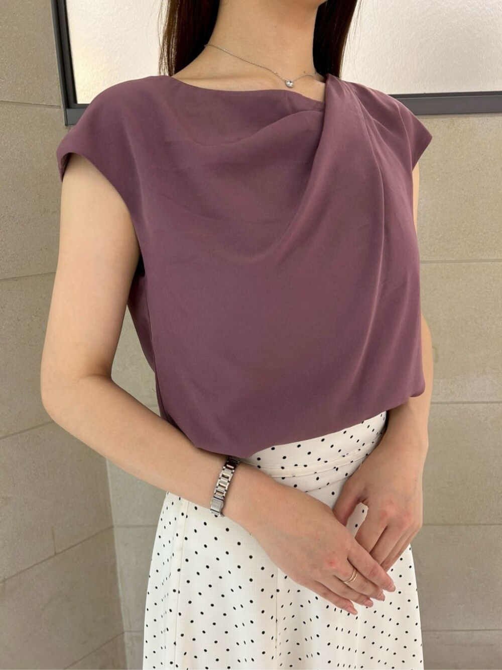 ホワイト系のスカート、レッド系のシャツ/ブラウスを着用したレディースの夏コーディネートの3枚目の写真