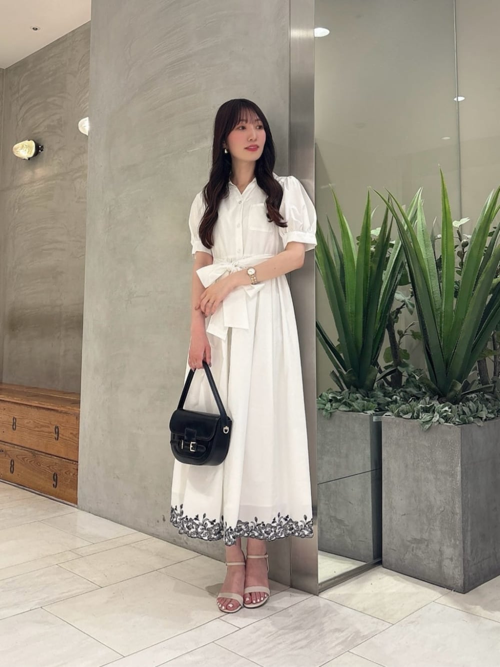 「ワンピース、ワンピーススタイル、カジュアル、カジュアルコーデ、シンプルコーデ、シンプル、春コーデ、春、春夏コーデ、夏コーデ、夏、きれいめカジュアル、キレイめ、きれいめ、オトナカジュアル」｜「PROPORTION BODY DRESSINGのエンブロイダリーシャツワンピース / 1215140507（ワンピース、ホワイト系）」を使った、PROPORTION STAFFさん（レディース・162cm）の春コーディネートの3枚目の写真