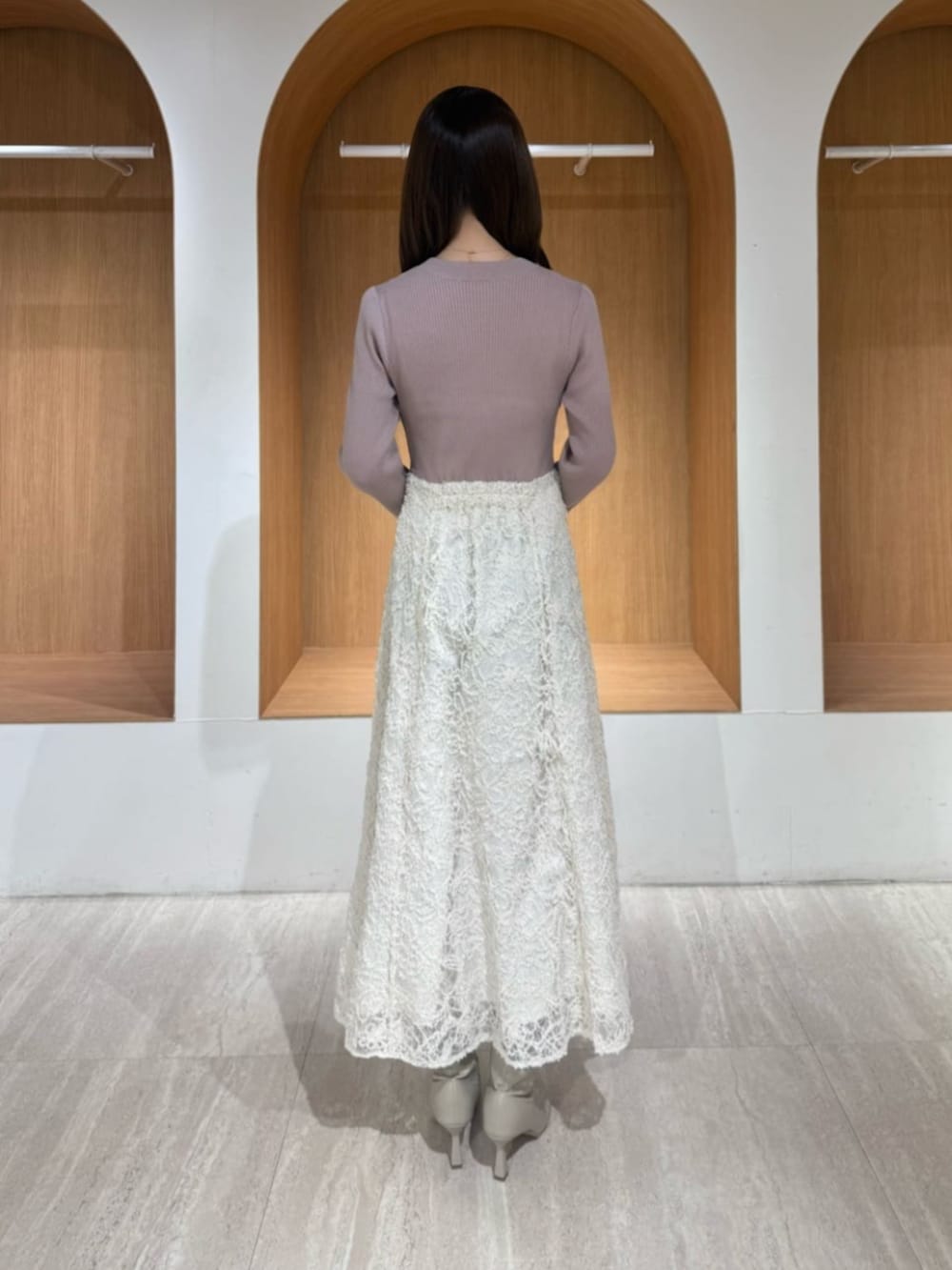 ピンク系のワンピースを着用したレディースの冬コーディネートの3枚目の写真