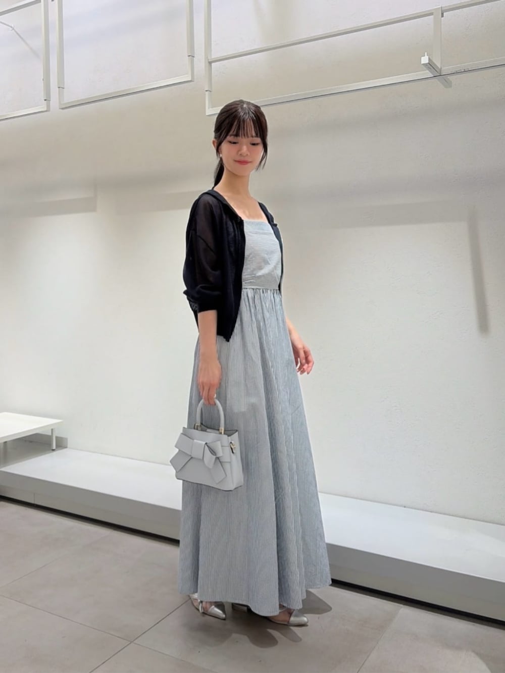 シルバー系のパンプス、ブルー系のパーカー、ブルー系のワンピースを着用したレディースの夏コーディネートの2枚目の写真