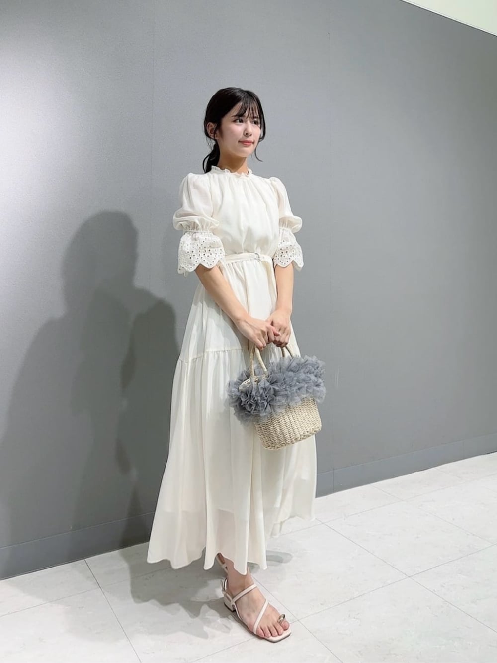 ホワイト系のワンピース、ホワイト系のパンプスを着用したレディースの春コーディネートの2枚目の写真