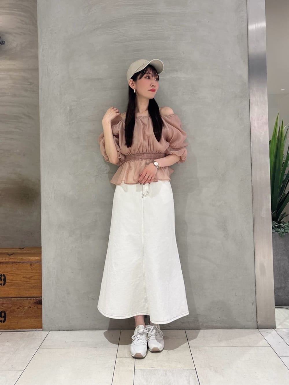 ベージュ系のシャツ/ブラウス、ホワイト系のスカート、ベージュ系のキャップを着用したレディースの春コーディネートの3枚目の写真