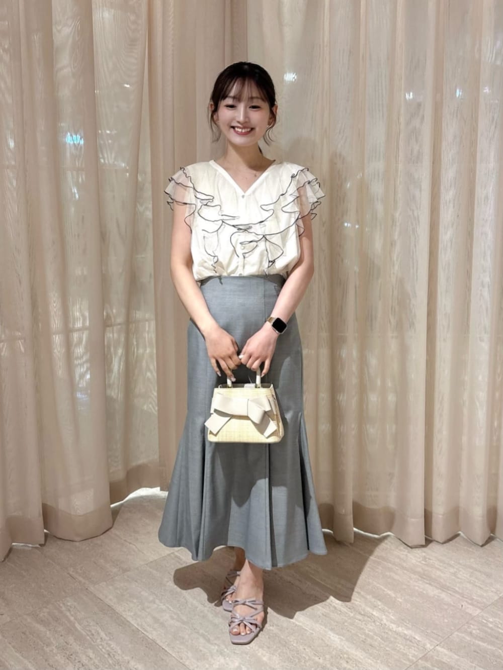 パープル系のパンプス、ホワイト系のショルダーバッグ、ホワイト系のシャツ/ブラウスを着用したレディースの夏コーディネートの2枚目の写真
