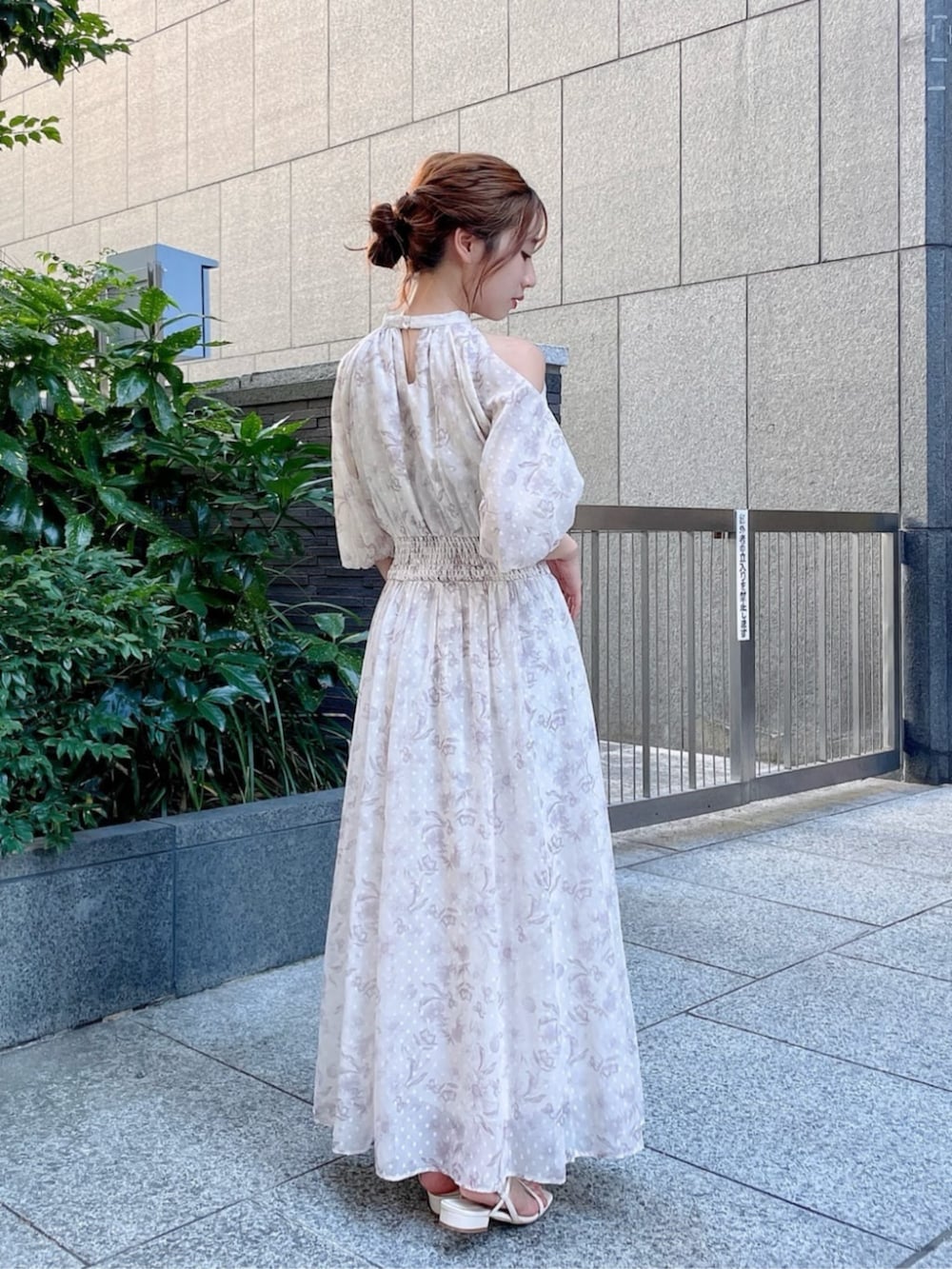 ブラウン系のショルダーバッグ、ホワイト系のパンプス、ホワイト系のワンピースを着用したレディースの夏コーディネートの3枚目の写真