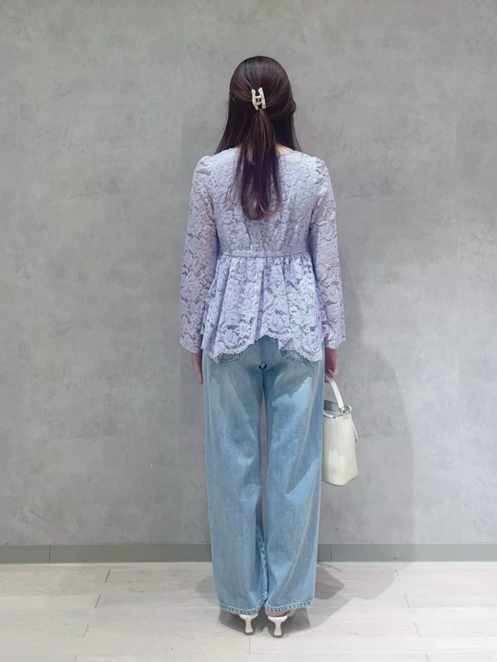 ブルー系のデニムパンツ、ブルー系のシャツ/ブラウスを着用したレディースの春コーディネートの3枚目の写真