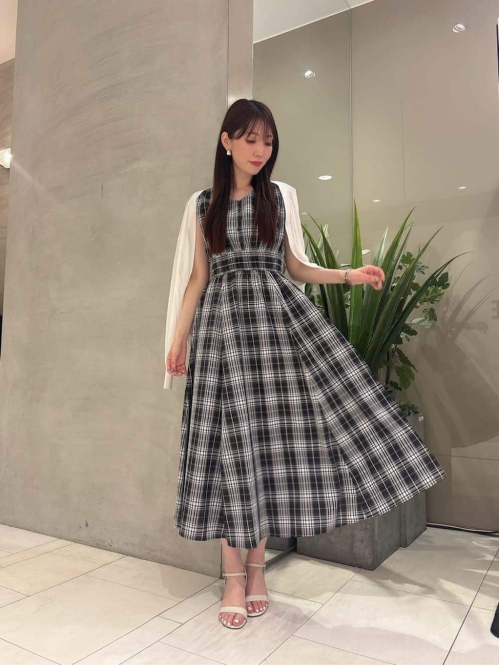 「モノトーン、モノトーンコーデ、夏コーデ、夏、カジュアル、カジュアルコーデ、カーディガン、ワンピース、シンプルコーデ、シンプル、オトナカジュアル、オトナ女子、オトナカワイイ、きれいめカジュアル、キレイめ」｜「PROPORTION BODY DRESSINGのウエストシャーリングＶネックワンピース / 1215140508（ワンピース、ブラック系）」を使った、PROPORTION STAFFさん（レディース・162cm）の春コーディネートの3枚目の写真