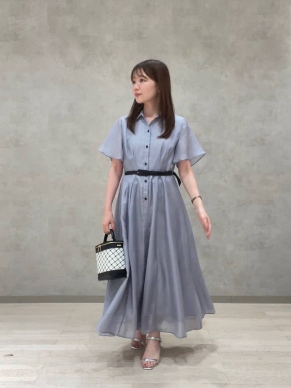 ホワイト系のショルダーバッグ、ブルー系のワンピースを着用したレディースの夏コーディネートの2枚目の写真