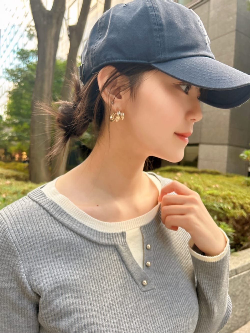 ブラック系のハンドバッグ、グレー系のスウェットパンツ、グレー系のニット/セーターを着用したレディースの冬コーディネートの3枚目の写真