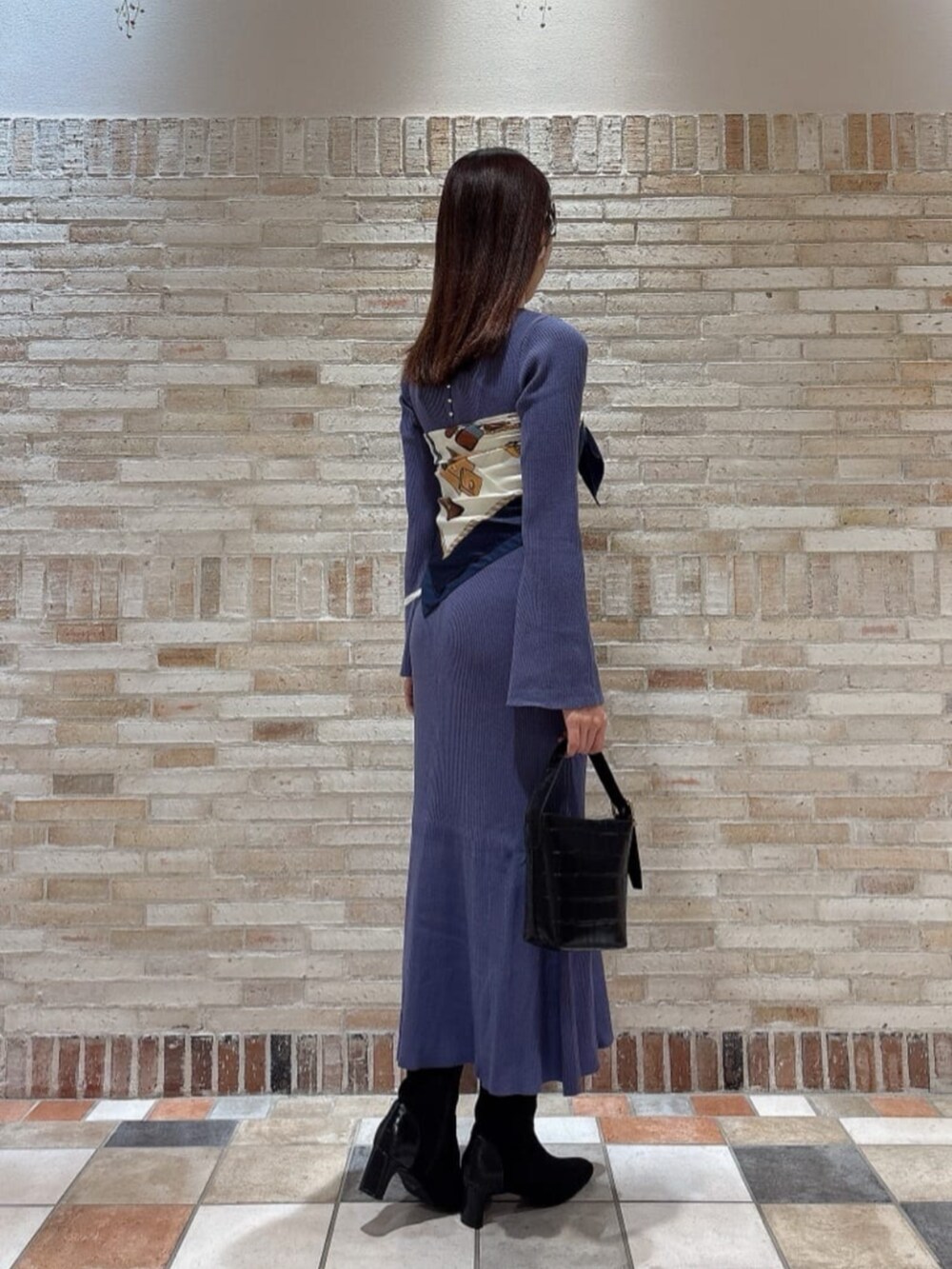 ブルー系のワンピース、ブルー系のストール/ショールを着用したレディースの秋コーディネートの3枚目の写真