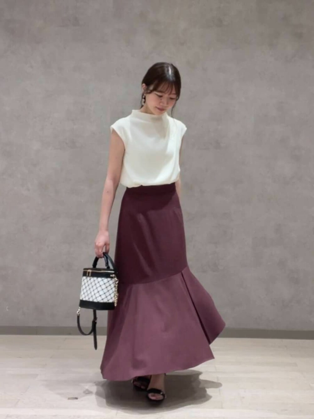 ホワイト系のシャツ/ブラウス、レッド系のスカート、ホワイト系のショルダーバッグを着用したレディースの夏コーディネートの2枚目の写真